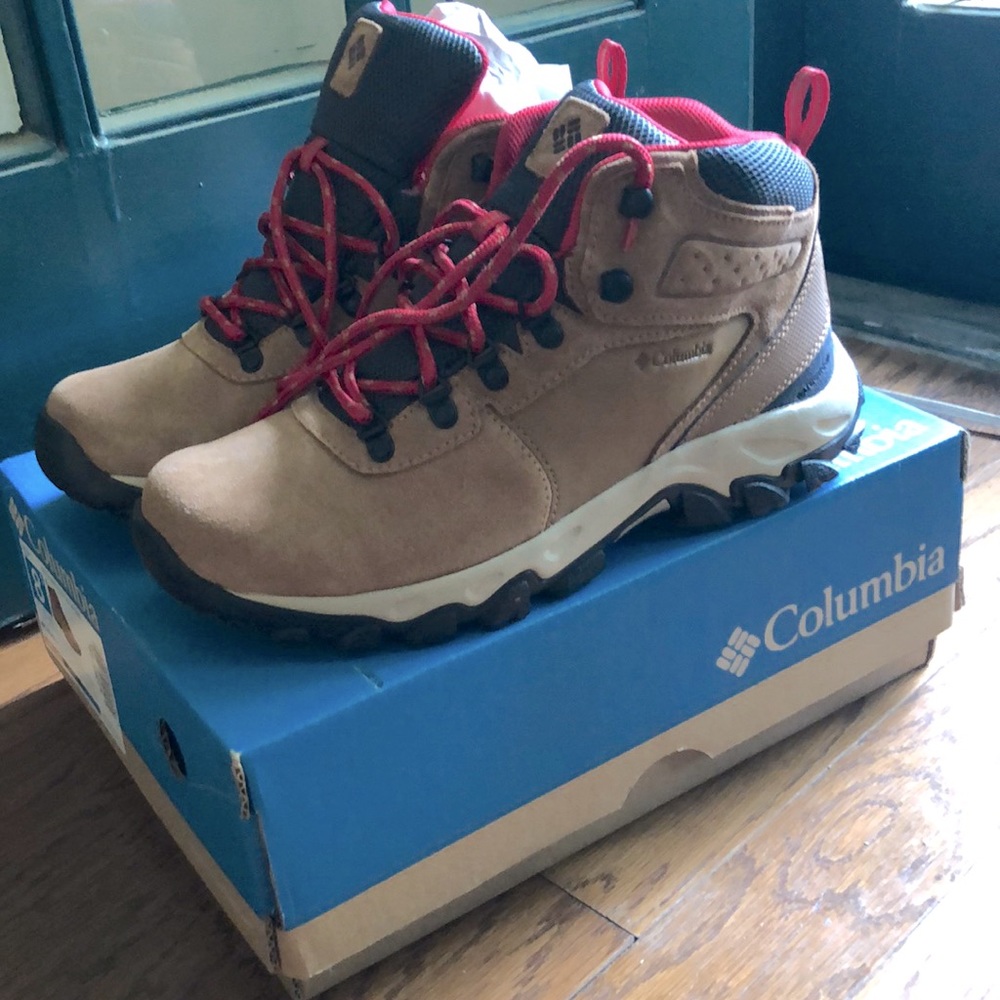 Columbia Newton Ridge Boots womens 10/mens 8.5